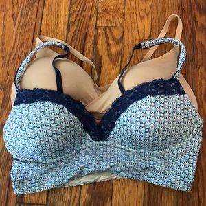 Lot of 2 padded no wire Victoria’s Secret bras 34C